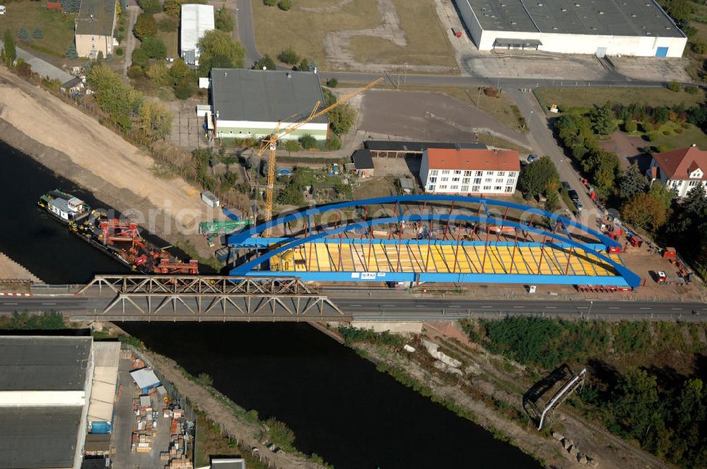 Aerial image GENTHIN - Blick auf die Baustelle der Friedensbrücke / Brücke des Friedens. Hier die aus dem Jahr 1931 / 1949 alte Brücke und daneben der neue Brückenbogen, der derzeit im Bau befindlichen Brücke. Die Brücke ist eine Überführung der Bundesstraße 1 über den Elbe-Havel-Kanal bei km 364,260.