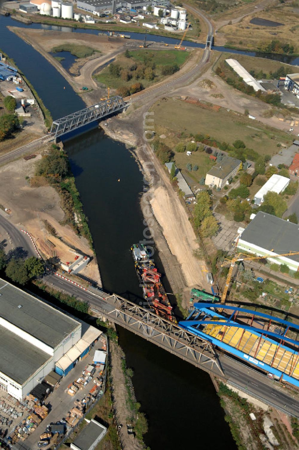 Aerial photograph GENTHIN - Blick auf die Baustelle der Friedensbrücke / Brücke des Friedens. Hier die aus dem Jahr 1931 / 1949 alte Brücke und daneben der neue Brückenbogen, der derzeit im Bau befindlichen Brücke. Die Brücke ist eine Überführung der Bundesstraße 1 über den Elbe-Havel-Kanal bei km 364,260.