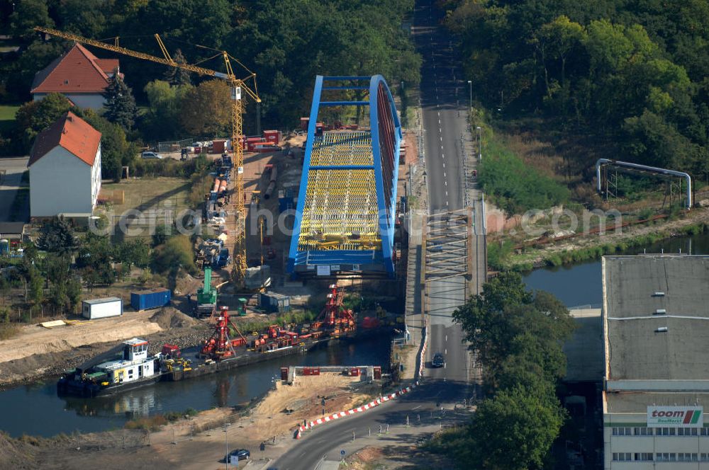 GENTHIN from above - Blick auf die Baustelle der Friedensbrücke / Brücke des Friedens. Hier die aus dem Jahr 1931 / 1949 alte Brücke und daneben der neue Brückenbogen, der derzeit im Bau befindlichen Brücke. Die Brücke ist eine Überführung der Bundesstraße 1 über den Elbe-Havel-Kanal bei km 364,260.