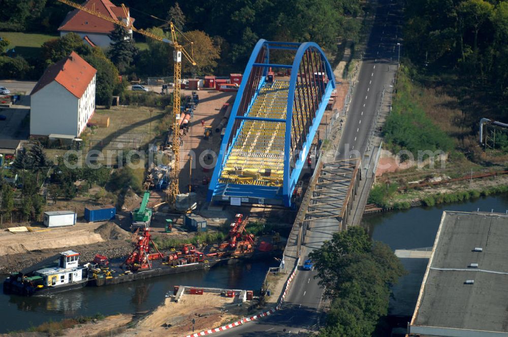 GENTHIN from the bird's eye view: Blick auf die Baustelle der Friedensbrücke / Brücke des Friedens. Hier die aus dem Jahr 1931 / 1949 alte Brücke und daneben der neue Brückenbogen, der derzeit im Bau befindlichen Brücke. Die Brücke ist eine Überführung der Bundesstraße 1 über den Elbe-Havel-Kanal bei km 364,260.