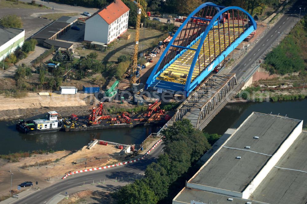 Aerial image GENTHIN - Blick auf die Baustelle der Friedensbrücke / Brücke des Friedens. Hier die aus dem Jahr 1931 / 1949 alte Brücke und daneben der neue Brückenbogen, der derzeit im Bau befindlichen Brücke. Die Brücke ist eine Überführung der Bundesstraße 1 über den Elbe-Havel-Kanal bei km 364,260.