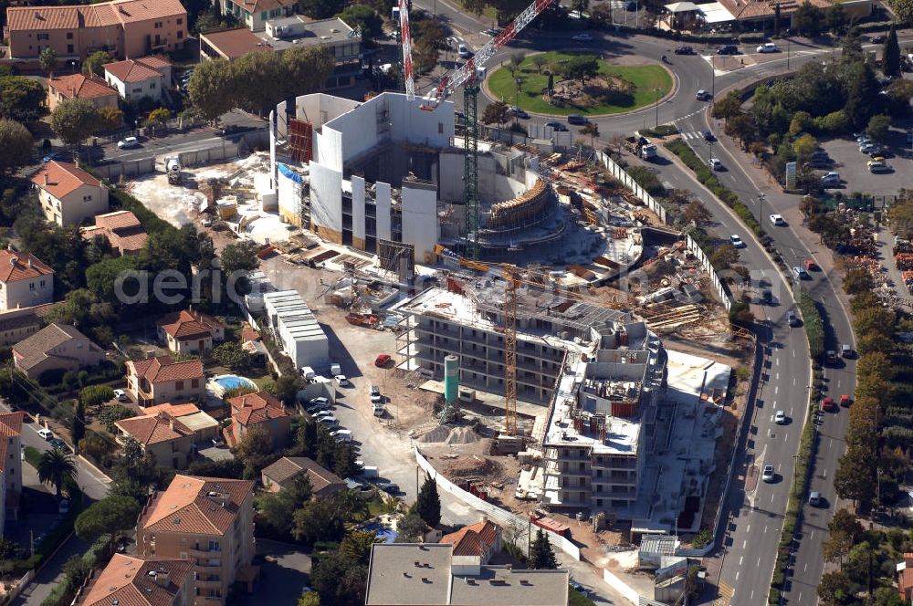 Fréjus from above - Blick auf eine Baustelle an der Avenue de Provence in Fréjus an der Cote d' Azur in Frankreich. Im Vordergrund entsteht ein Wohn- und Bürogebäude und dahinter ein Freizeitzentrum.