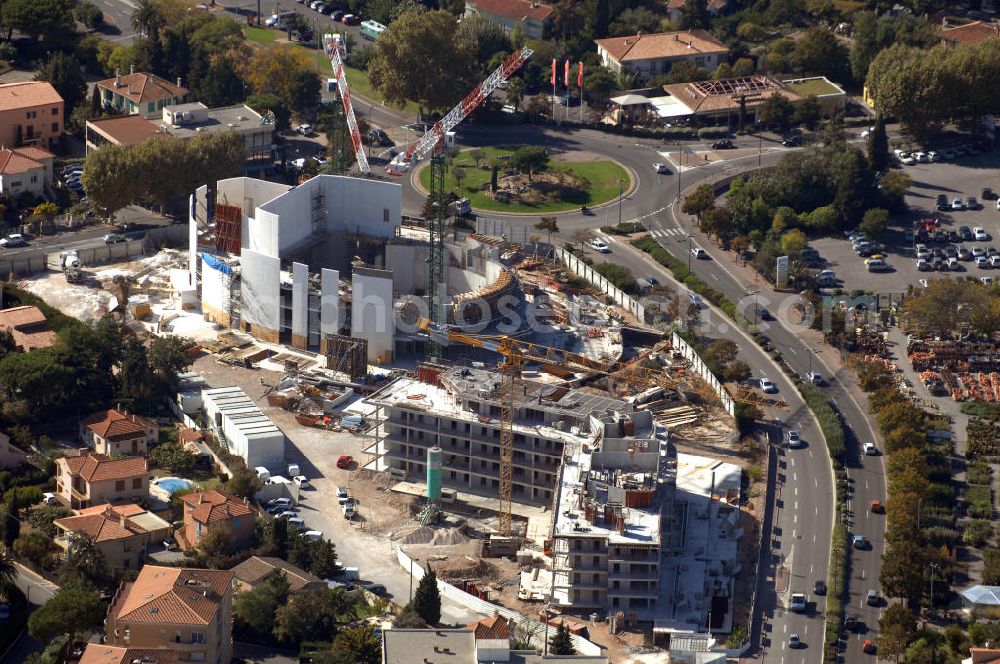 Fréjus from the bird's eye view: Blick auf eine Baustelle an der Avenue de Provence in Fréjus an der Cote d' Azur in Frankreich. Im Vordergrund entsteht ein Wohn- und Bürogebäude und dahinter ein Freizeitzentrum.