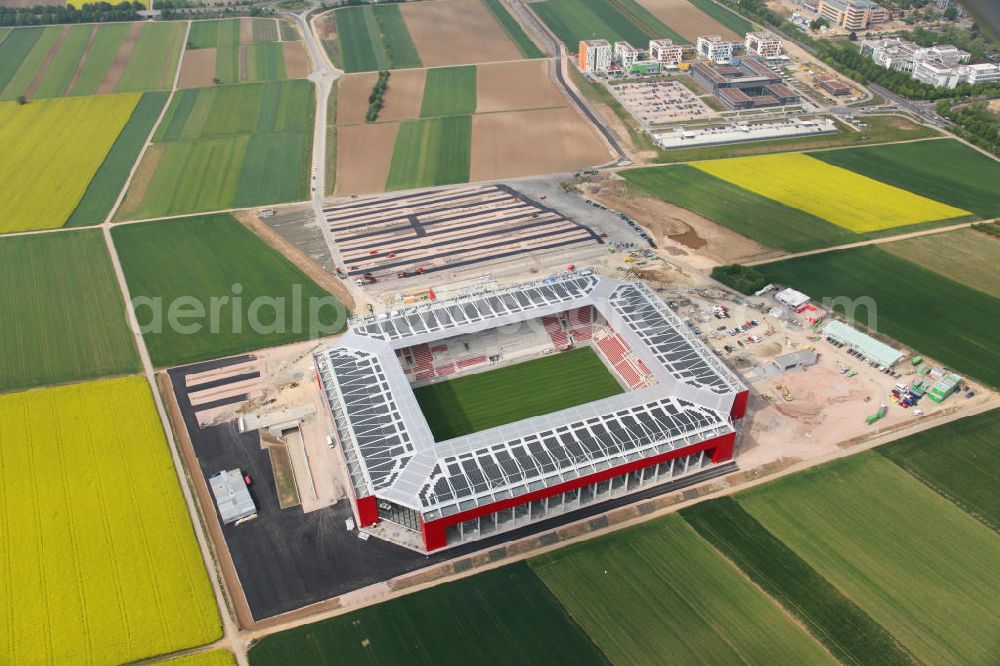 Mainz from above - Baustelle Fußball-Stadion Coface-Arena, neue Heimstätte des Vereins FSV Mainz 05. Das Dach der Tribüne ist mit einer Photovoltaikanlage / Solaranlage eingedeckt. Bauherr und Eigentümer des Neubauprojektes ist die stadteigene Grundstücksverwaltungsgesellschaft der Stadt Mainz mbH (GVG). Construction site of the stadium Coface-Arena in Mainz.