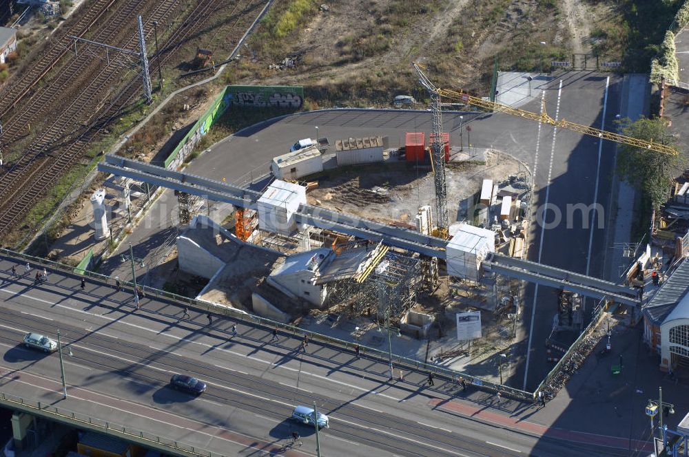 Aerial photograph Berlin - Blick auf die Baustelle an der Warschauer Brücke. Hier entsteht eine direkte Fußwegverbindung über Brücken aus dem U-Bahnhof Warschauer Straße U1 heraus zur O2 World und zum S-Bahnhof Warschauer Straße. Hierbei entsteht auch für die Barrierefreiheit ein neuer Fahrstuhl. In Planung ist hier eine Verlängerung der Gleise, welche die beiden Bahnöfe verbinden soll.