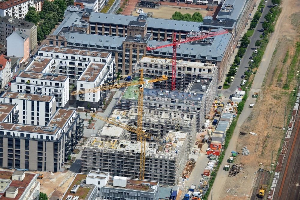 Aerial photograph Frankfurt am Main - Construction site in the Galluspark part of the Gallus part of Frankfurt in the state Hesse. The whole complex is located between Kleyerstrasse and the rail tracks on site of the former Adler works. It was started in 1992 and includes 220.000 m² of office, commercial and residential buildings. It was built energy efficiently