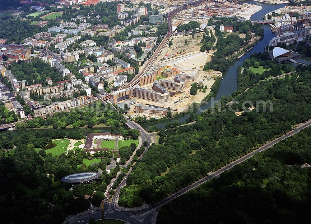 Berlin from the bird's eye view: View over the Federal President's Office and the Bellevue Palace on to the building site of the residential house at the street Moabiter Werder