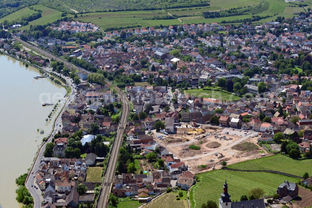 Aerial photograph Nierstein - Construction site at the location of the former malt factory in the town of Nierstein in the county district of Mainz-Bingen in the state of Rhineland-Palatinate. Originally built as a palace and residence in classicist style, the palace Dalberg - Herding was used as an administrative building an office for the local malt factories. The site is currently refurbished and will be redesigned as a residential compund called Am Schlosspark