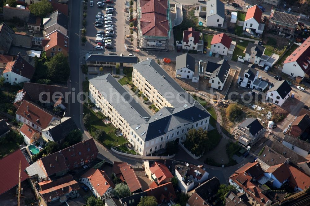 Aerial photograph Nierstein - Construction site at the location of the former malt factory in the town of Nierstein in the county district of Mainz-Bingen in the state of Rhineland-Palatinate. Originally built as a palace and residence in classicist style, the palace Dalberg - Herding was used as an administrative building an office for the local malt factories. The site is currently refurbished and will be redesigned as a residential compund called Am Schlosspark