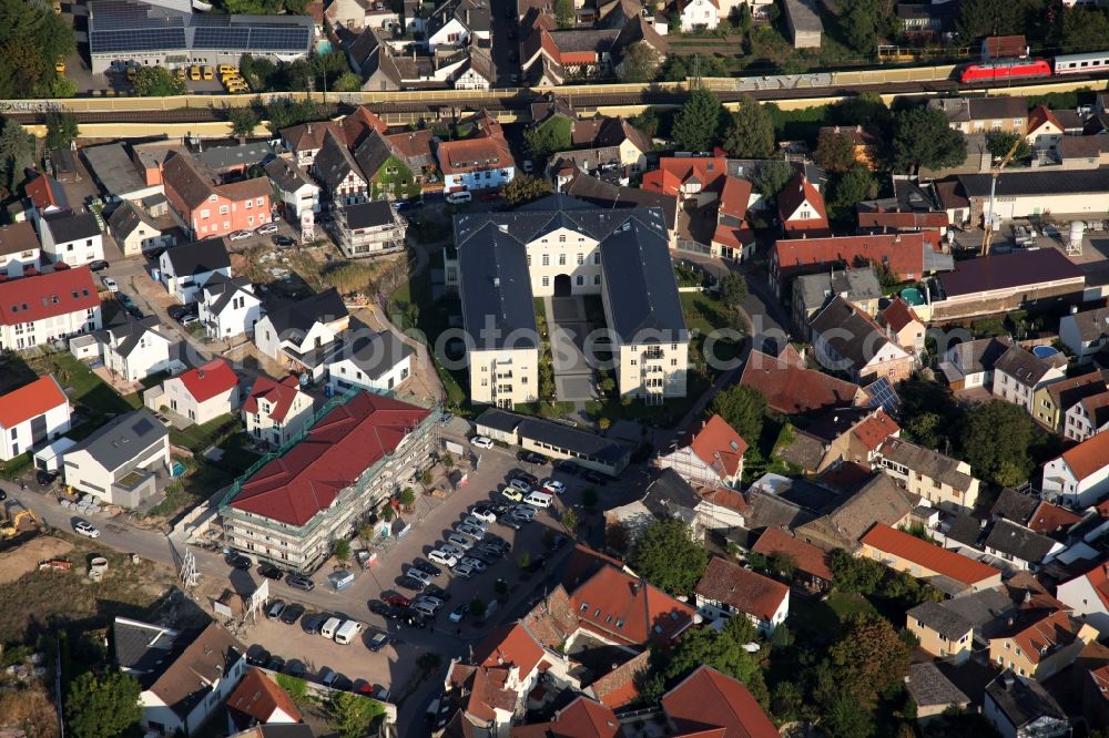 Nierstein from the bird's eye view: Construction site at the location of the former malt factory in the town of Nierstein in the county district of Mainz-Bingen in the state of Rhineland-Palatinate. Originally built as a palace and residence in classicist style, the palace Dalberg - Herding was used as an administrative building an office for the local malt factories. The site is currently refurbished and will be redesigned as a residential compund called Am Schlosspark