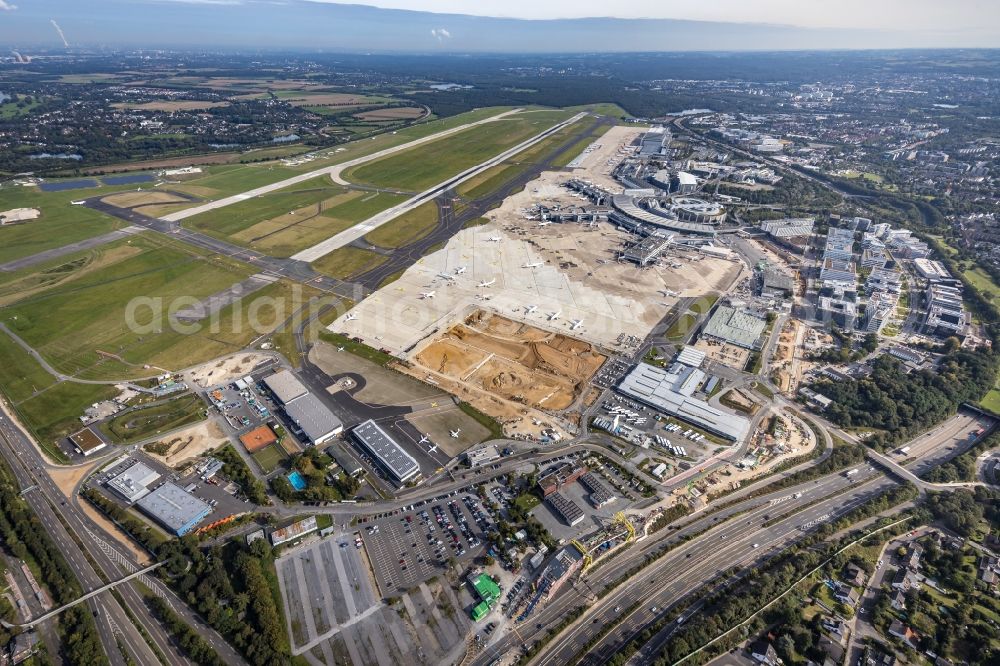 Aerial photograph Düsseldorf - Construction site on the airport site with check-in buildings and terminals in Duesseldorf at Ruhrgebiet in the state North Rhine-Westphalia, Germany