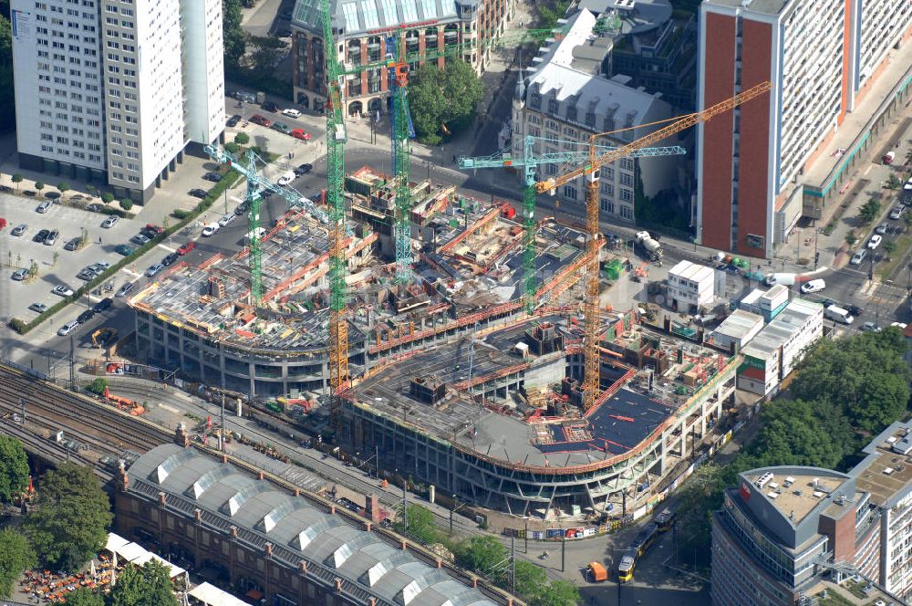 Berlin from above - Blick auf die Baustelle vom Hackeschen Quartier, einem neuen Büro- und Geschäftshauskomplex. Auf einer gemeinsamen Tiefgarage werden zwei durch eine Gasse getrennte Baublöcke errichtet, die später Laden- und Gastronomieflächen sowie Räumlichkeiten für die Büronutzung und ein Apartmenthotel bereitstellen werden. Bauherr ist die Investitionsgesellschaft Hackesches Quartier mbH & Co. KG. Verantwortlich für die Planung sind die Architekten Müller-Reimann. Ausführendes Bauunternehmen ist die BAM Deutschland AG (ehemals Müller-Altvatter-Bauunternehmung GmbH & Co. KG und Wayss & Freytag Schlüsselfertigbau AG). Kontakt Investitionsgesellschaft Hackesches Quartier mbH & Co. KG c/o IVG Development GmbH: Ansprechpartner Nicolas Novotny, Tel. +49(0)30 88777312; Kontakt Müller-Reimann Architekten: Ansprechpartner Ivan Reimann, Tel. +49(0)30 34606116; Kontakt BAM Deutschland AG: +49(0)711 250070, Email: kontakt@bam-deutschland.de; Kontakt IVG Immobilien AG: +49(0)228 8440, Email: info@ivg.de