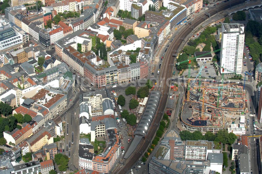 Aerial image Berlin - Blick auf die Baustelle vom Hackeschen Quartier, einem neuen Büro- und Geschäftshauskomplex. Auf einer gemeinsamen Tiefgarage werden zwei durch eine Gasse getrennte Baublöcke errichtet, die später Laden- und Gastronomieflächen sowie Räumlichkeiten für die Büronutzung und ein Apartmenthotel bereitstellen werden. Bauherr ist die Investitionsgesellschaft Hackesches Quartier mbH & Co. KG. Verantwortlich für die Planung sind die Architekten Müller-Reimann. Ausführendes Bauunternehmen ist die BAM Deutschland AG (ehemals Müller-Altvatter-Bauunternehmung GmbH & Co. KG und Wayss & Freytag Schlüsselfertigbau AG). Kontakt Investitionsgesellschaft Hackesches Quartier mbH & Co. KG c/o IVG Development GmbH: Ansprechpartner Nicolas Novotny, Tel. +49(0)30 88777312; Kontakt Müller-Reimann Architekten: Ansprechpartner Ivan Reimann, Tel. +49(0)30 34606116; Kontakt BAM Deutschland AG: +49(0)711 250070, Email: kontakt@bam-deutschland.de; Kontakt IVG Immobilien AG: +49(0)228 8440, Email: info@ivg.de