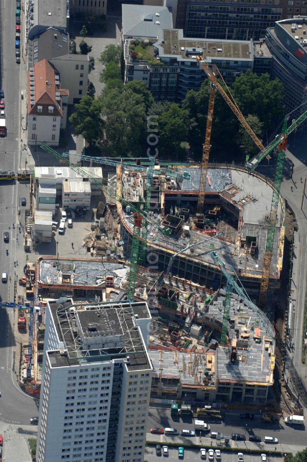 Berlin from the bird's eye view: Blick auf die Baustelle vom Hackeschen Quartier, einem neuen Büro- und Geschäftshauskomplex. Auf einer gemeinsamen Tiefgarage werden zwei durch eine Gasse getrennte Baublöcke errichtet, die später Laden- und Gastronomieflächen sowie Räumlichkeiten für die Büronutzung und ein Apartmenthotel bereitstellen werden. Bauherr ist die Investitionsgesellschaft Hackesches Quartier mbH & Co. KG. Verantwortlich für die Planung sind die Architekten Müller-Reimann. Ausführendes Bauunternehmen ist die BAM Deutschland AG (ehemals Müller-Altvatter-Bauunternehmung GmbH & Co. KG und Wayss & Freytag Schlüsselfertigbau AG). Kontakt Investitionsgesellschaft Hackesches Quartier mbH & Co. KG c/o IVG Development GmbH: Ansprechpartner Nicolas Novotny, Tel. +49(0)30 88777312; Kontakt Müller-Reimann Architekten: Ansprechpartner Ivan Reimann, Tel. +49(0)30 34606116; Kontakt BAM Deutschland AG: +49(0)711 250070, Email: kontakt@bam-deutschland.de; Kontakt IVG Immobilien AG: +49(0)228 8440, Email: info@ivg.de