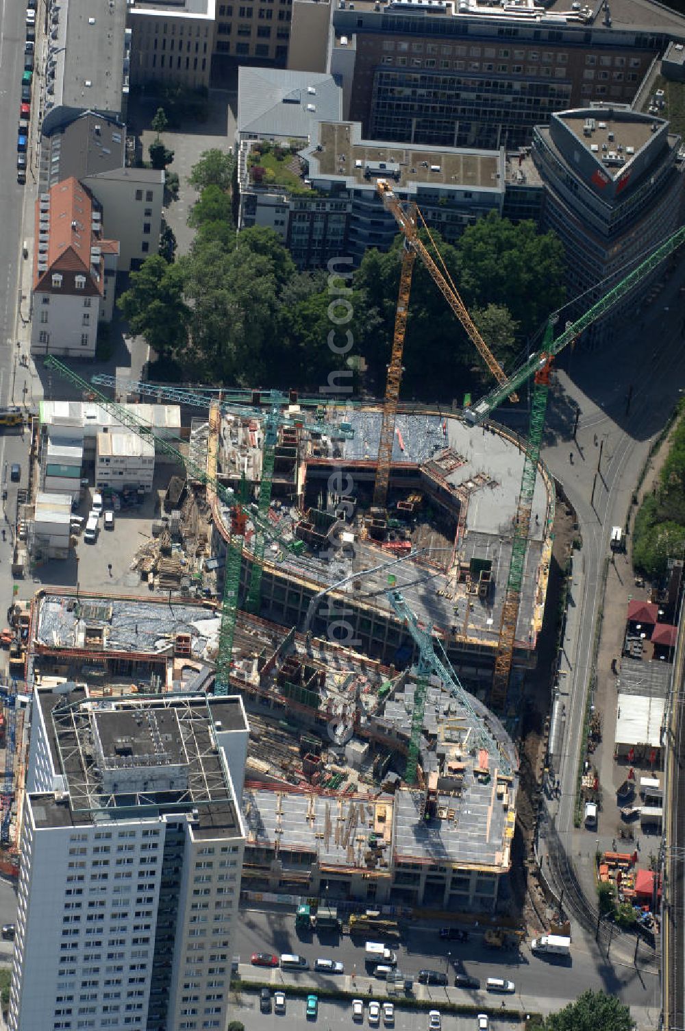 Aerial image Berlin - Blick auf die Baustelle vom Hackeschen Quartier, einem neuen Büro- und Geschäftshauskomplex. Auf einer gemeinsamen Tiefgarage werden zwei durch eine Gasse getrennte Baublöcke errichtet, die später Laden- und Gastronomieflächen sowie Räumlichkeiten für die Büronutzung und ein Apartmenthotel bereitstellen werden. Bauherr ist die Investitionsgesellschaft Hackesches Quartier mbH & Co. KG. Verantwortlich für die Planung sind die Architekten Müller-Reimann. Ausführendes Bauunternehmen ist die BAM Deutschland AG (ehemals Müller-Altvatter-Bauunternehmung GmbH & Co. KG und Wayss & Freytag Schlüsselfertigbau AG). Kontakt Investitionsgesellschaft Hackesches Quartier mbH & Co. KG c/o IVG Development GmbH: Ansprechpartner Nicolas Novotny, Tel. +49(0)30 88777312; Kontakt Müller-Reimann Architekten: Ansprechpartner Ivan Reimann, Tel. +49(0)30 34606116; Kontakt BAM Deutschland AG: +49(0)711 250070, Email: kontakt@bam-deutschland.de; Kontakt IVG Immobilien AG: +49(0)228 8440, Email: info@ivg.de