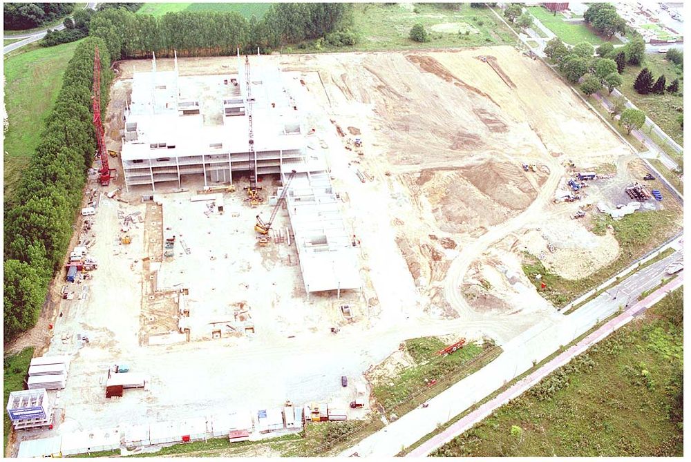 Aerial image Eschborn - 24.07.2004 Blick auf die Baustelle am Gewerbegebiet der HVB Immobilien AG am Eschborner Dreieck in Frankfurt Sossenheim. Beeindruckende Immobilie mit Symbolcharakter. Seit Oktober 2002 realisieren wir als Generalunternehmer für HOCHTIEF Projektentwicklung die Zentrale der EUROHYPO AG. Mit dem Umzug in die neue Firmenzentrale im Frühjahr 2004 wachsen die Hypothekenbanken der Commerzbank, der Deutschen Bank sowie der Dresdner Bank in Eschborn zusammen.