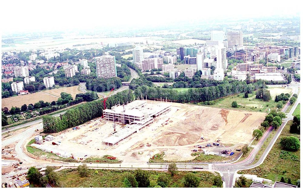 Aerial photograph Eschborn - 24.07.2004 Blick auf die Baustelle am Gewerbegebiet der HVB Immobilien AG am Eschborner Dreieck in Frankfurt Sossenheim. Beeindruckende Immobilie mit Symbolcharakter. Seit Oktober 2002 realisieren wir als Generalunternehmer für HOCHTIEF Projektentwicklung die Zentrale der EUROHYPO AG. Mit dem Umzug in die neue Firmenzentrale im Frühjahr 2004 wachsen die Hypothekenbanken der Commerzbank, der Deutschen Bank sowie der Dresdner Bank in Eschborn zusammen.