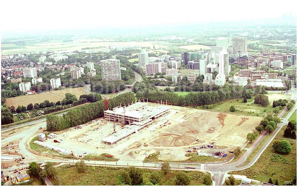 Eschborn from above - 24.07.2004 Blick auf die Baustelle am Gewerbegebiet der HVB Immobilien AG am Eschborner Dreieck in Frankfurt Sossenheim. Beeindruckende Immobilie mit Symbolcharakter. Seit Oktober 2002 realisieren wir als Generalunternehmer für HOCHTIEF Projektentwicklung die Zentrale der EUROHYPO AG. Mit dem Umzug in die neue Firmenzentrale im Frühjahr 2004 wachsen die Hypothekenbanken der Commerzbank, der Deutschen Bank sowie der Dresdner Bank in Eschborn zusammen.