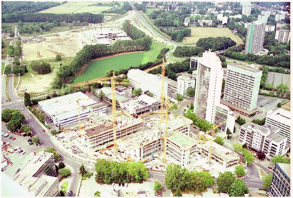 Aerial image Eschborn - 24.07.2004 Blick auf die Baustelle am Gewerbegebiet der HVB Immobilien AG am Eschborner Dreieck in Frankfurt Sossenheim. Beeindruckende Immobilie mit Symbolcharakter. Seit Oktober 2002 realisieren wir als Generalunternehmer für HOCHTIEF Projektentwicklung die Zentrale der EUROHYPO AG. Mit dem Umzug in die neue Firmenzentrale im Frühjahr 2004 wachsen die Hypothekenbanken der Commerzbank, der Deutschen Bank sowie der Dresdner Bank in Eschborn zusammen.