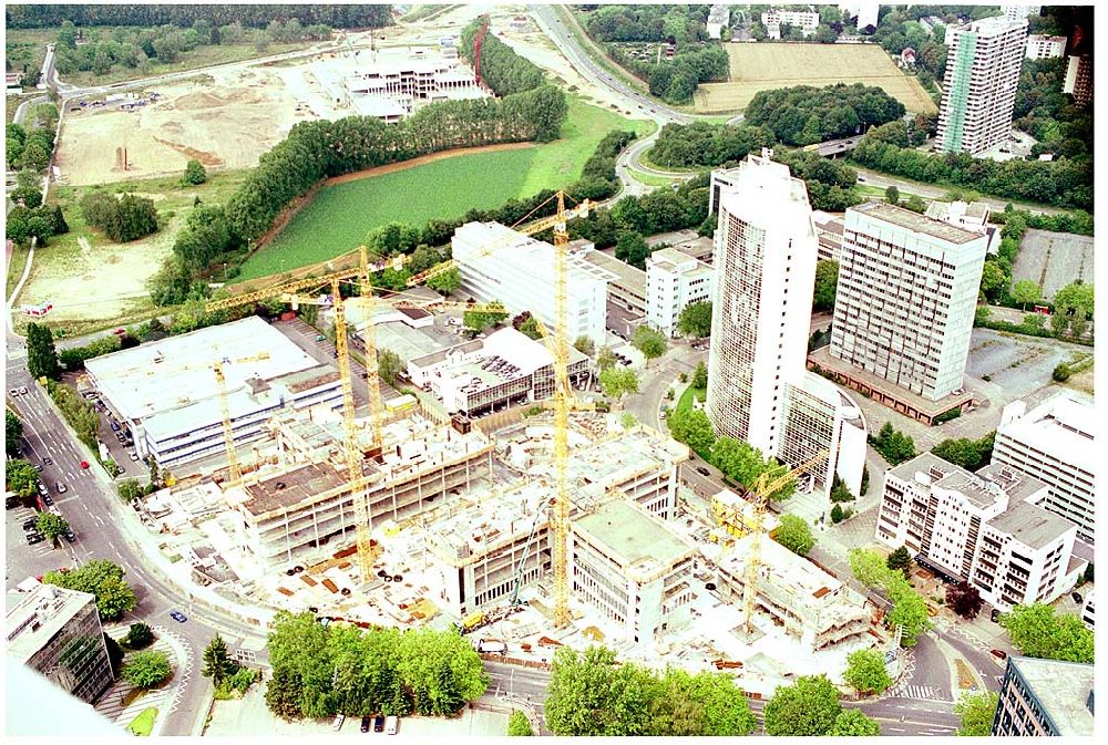 Aerial photograph Eschborn - 24.07.2004 Blick auf die Baustelle am Gewerbegebiet der HVB Immobilien AG am Eschborner Dreieck in Frankfurt Sossenheim. Beeindruckende Immobilie mit Symbolcharakter. Seit Oktober 2002 realisieren wir als Generalunternehmer für HOCHTIEF Projektentwicklung die Zentrale der EUROHYPO AG. Mit dem Umzug in die neue Firmenzentrale im Frühjahr 2004 wachsen die Hypothekenbanken der Commerzbank, der Deutschen Bank sowie der Dresdner Bank in Eschborn zusammen.