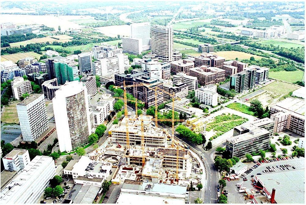 Eschborn from the bird's eye view: 24.07.2004 Blick auf die Baustelle am Gewerbegebiet der HVB Immobilien AG am Eschborner Dreieck in Frankfurt Sossenheim. Beeindruckende Immobilie mit Symbolcharakter. Seit Oktober 2002 realisieren wir als Generalunternehmer für HOCHTIEF Projektentwicklung die Zentrale der EUROHYPO AG. Mit dem Umzug in die neue Firmenzentrale im Frühjahr 2004 wachsen die Hypothekenbanken der Commerzbank, der Deutschen Bank sowie der Dresdner Bank in Eschborn zusammen.