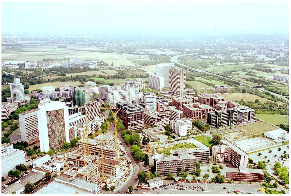 Eschborn from above - 24.07.2004 Blick auf die Baustelle am Gewerbegebiet der HVB Immobilien AG am Eschborner Dreieck in Frankfurt Sossenheim. Beeindruckende Immobilie mit Symbolcharakter. Seit Oktober 2002 realisieren wir als Generalunternehmer für HOCHTIEF Projektentwicklung die Zentrale der EUROHYPO AG. Mit dem Umzug in die neue Firmenzentrale im Frühjahr 2004 wachsen die Hypothekenbanken der Commerzbank, der Deutschen Bank sowie der Dresdner Bank in Eschborn zusammen.