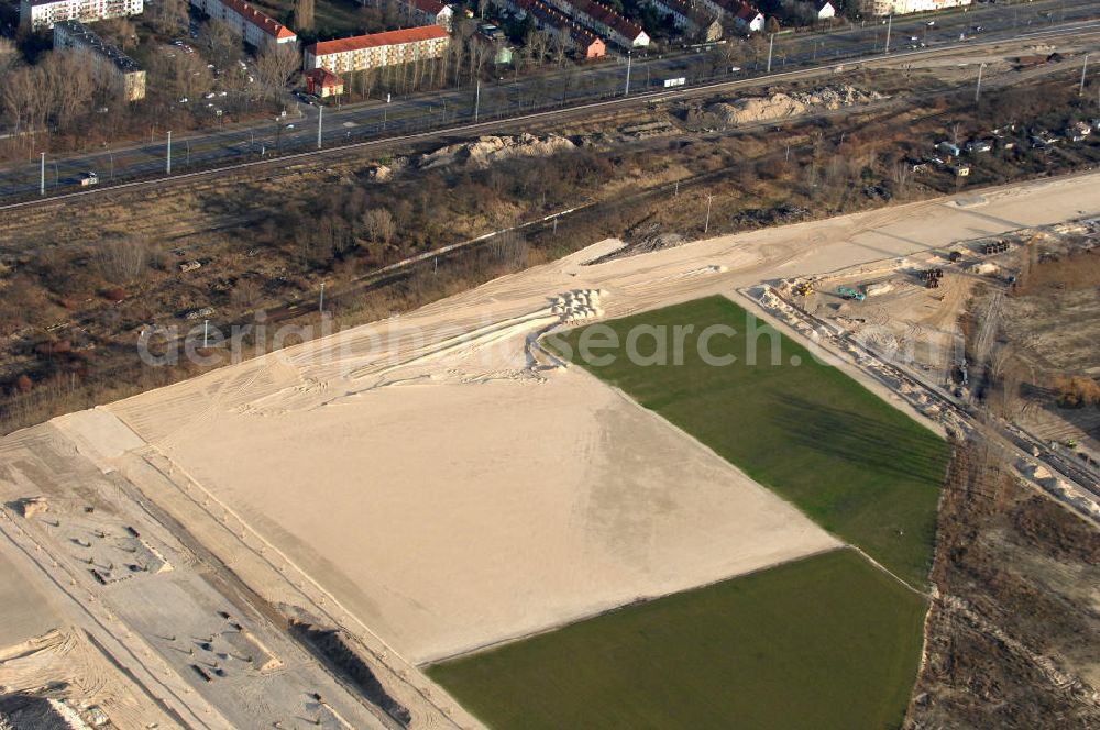 Berlin from above - Blick auf den Bau von Hallen und Büroräumen am Groß-Berliner Damm in Berlin-Adlershof. Adlershof ist ein Ortsteil im Bezirk Treptow-Köpenick von Berlin. Im Gewerbepark am Groß-Berliner Damm in unmittelbarer Nähe zum Wirtschafts- und Wissenschaftsstandort Adlershof baut die TLG Immobilien Hallen und Büroräume für produzierendes Gewerbe, Maschinenbauer, Vertriebs-, Großhandel- und Logistikunternehmen. Kontakt: TLG IMMOBILIEN GmbH, Herr Alexan der Meißner, Tel. +49 (030) 24 303 391,