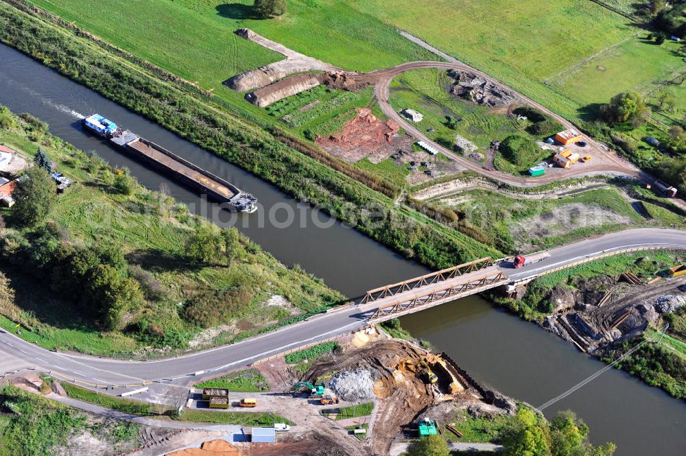 Aerial image Güsen - Baustelle / Neubau der Güsener Brücke in Sachsen-Anhalt, welche bei km 347,360 über den Elbe-Havel-Kanal führt. Derzeit fürht hier eine Behelfsbrücke über den Schifffahrtskanal. Ein Projekt des WSV, Wasser- und Schifffahrtsverwaltung des Bundes. Construction site on the bridge Güsen over the Elbe-Havel-Canal in Saxony-Anhalt.