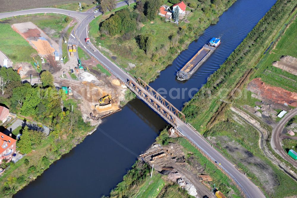 Aerial photograph Güsen - Baustelle / Neubau der Güsener Brücke in Sachsen-Anhalt, welche bei km 347,360 über den Elbe-Havel-Kanal führt. Derzeit fürht hier eine Behelfsbrücke über den Schifffahrtskanal. Ein Projekt des WSV, Wasser- und Schifffahrtsverwaltung des Bundes. Construction site on the bridge Güsen over the Elbe-Havel-Canal in Saxony-Anhalt.