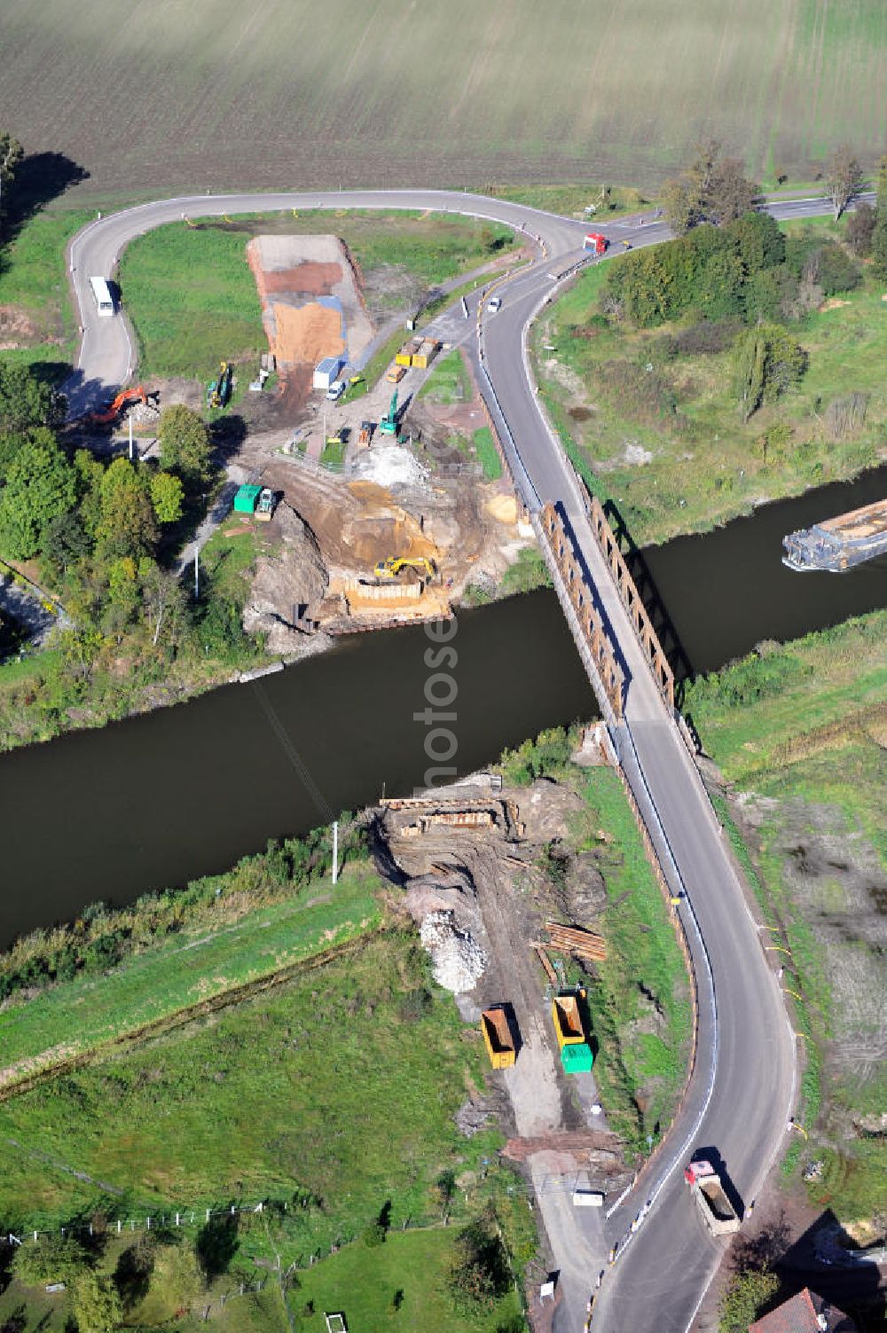 Güsen from above - Baustelle / Neubau der Güsener Brücke in Sachsen-Anhalt, welche bei km 347,360 über den Elbe-Havel-Kanal führt. Derzeit fürht hier eine Behelfsbrücke über den Schifffahrtskanal. Ein Projekt des WSV, Wasser- und Schifffahrtsverwaltung des Bundes. Construction site on the bridge Güsen over the Elbe-Havel-Canal in Saxony-Anhalt.