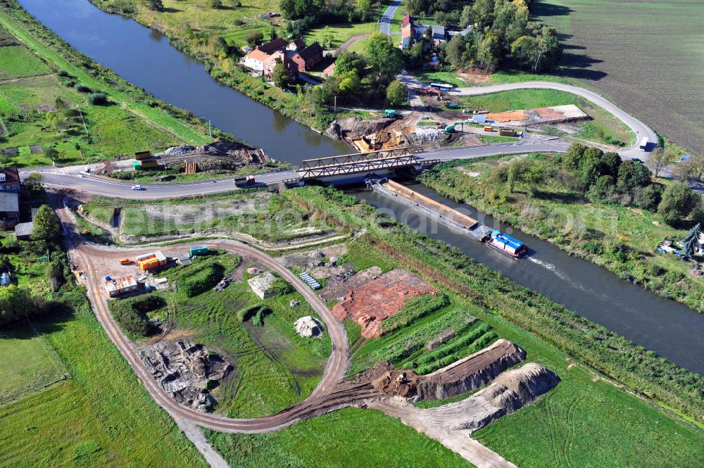 Güsen from the bird's eye view: Baustelle / Neubau der Güsener Brücke in Sachsen-Anhalt, welche bei km 347,360 über den Elbe-Havel-Kanal führt. Derzeit fürht hier eine Behelfsbrücke über den Schifffahrtskanal. Ein Projekt des WSV, Wasser- und Schifffahrtsverwaltung des Bundes. Construction site on the bridge Güsen over the Elbe-Havel-Canal in Saxony-Anhalt.