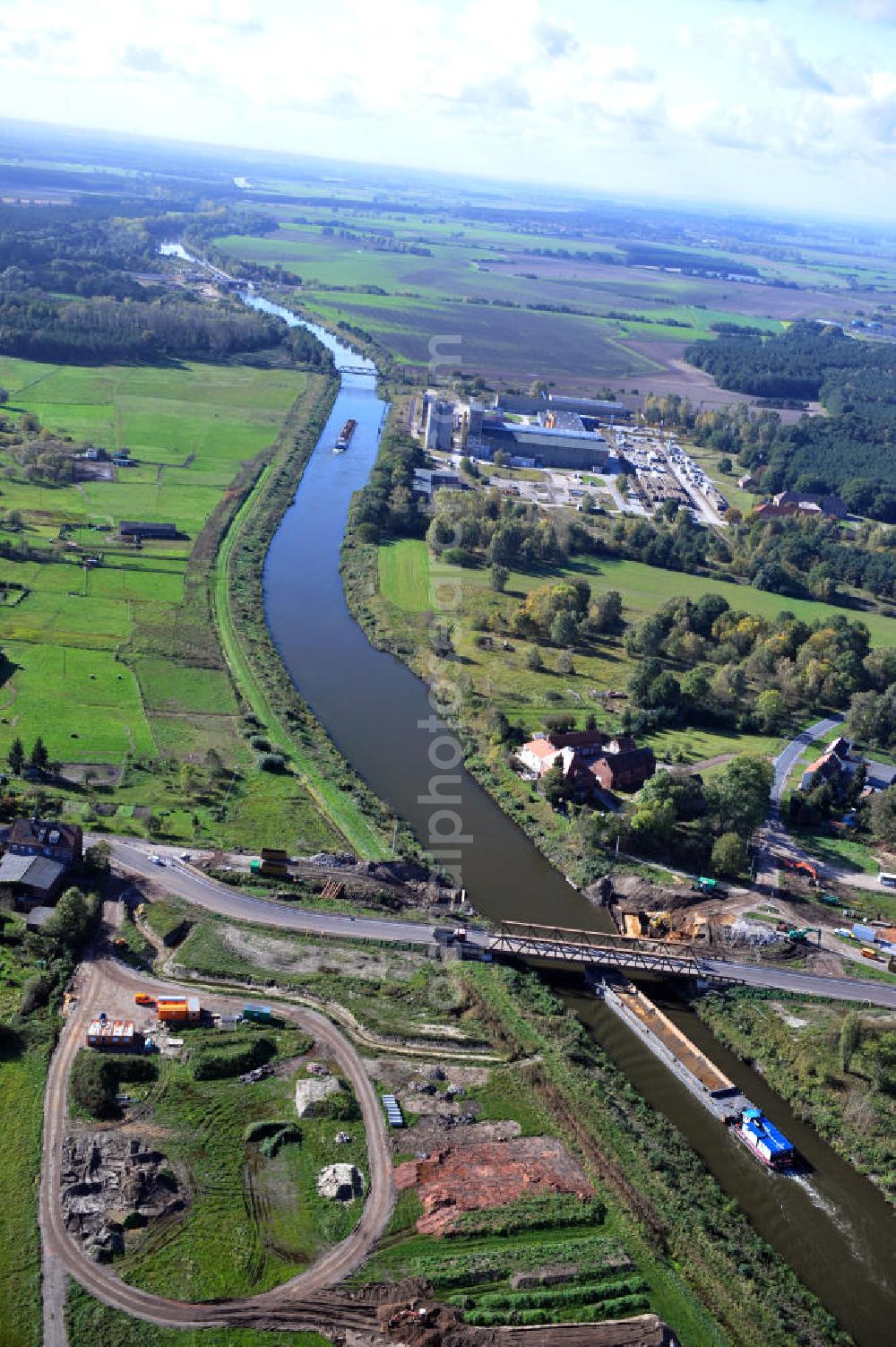 Aerial image Güsen - Baustelle / Neubau der Güsener Brücke in Sachsen-Anhalt, welche bei km 347,360 über den Elbe-Havel-Kanal führt. Derzeit fürht hier eine Behelfsbrücke über den Schifffahrtskanal. Ein Projekt des WSV, Wasser- und Schifffahrtsverwaltung des Bundes. Construction site on the bridge Güsen over the Elbe-Havel-Canal in Saxony-Anhalt.