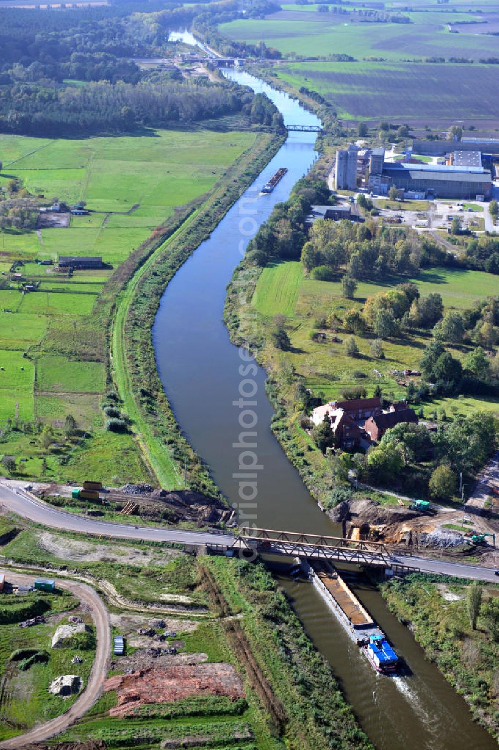 Aerial photograph Güsen - Baustelle / Neubau der Güsener Brücke in Sachsen-Anhalt, welche bei km 347,360 über den Elbe-Havel-Kanal führt. Derzeit fürht hier eine Behelfsbrücke über den Schifffahrtskanal. Ein Projekt des WSV, Wasser- und Schifffahrtsverwaltung des Bundes. Construction site on the bridge Güsen over the Elbe-Havel-Canal in Saxony-Anhalt.