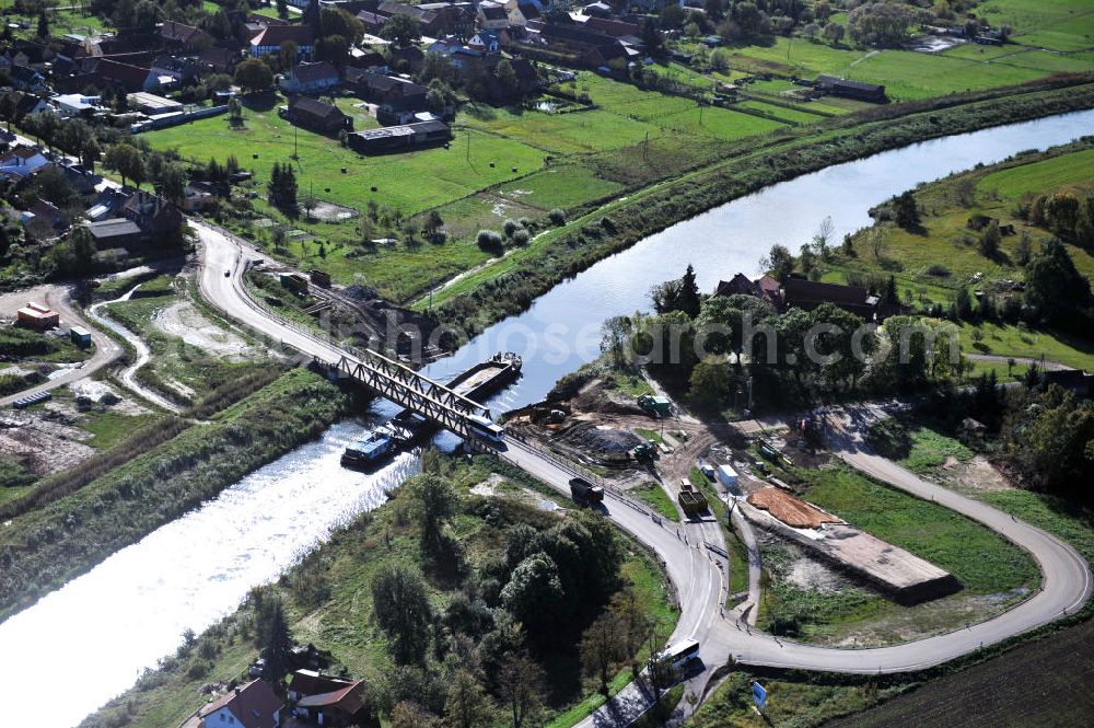 Güsen from above - Baustelle / Neubau der Güsener Brücke in Sachsen-Anhalt, welche bei km 347,360 über den Elbe-Havel-Kanal führt. Derzeit fürht hier eine Behelfsbrücke über den Schifffahrtskanal. Ein Projekt des WSV, Wasser- und Schifffahrtsverwaltung des Bundes. Construction site on the bridge Güsen over the Elbe-Havel-Canal in Saxony-Anhalt.