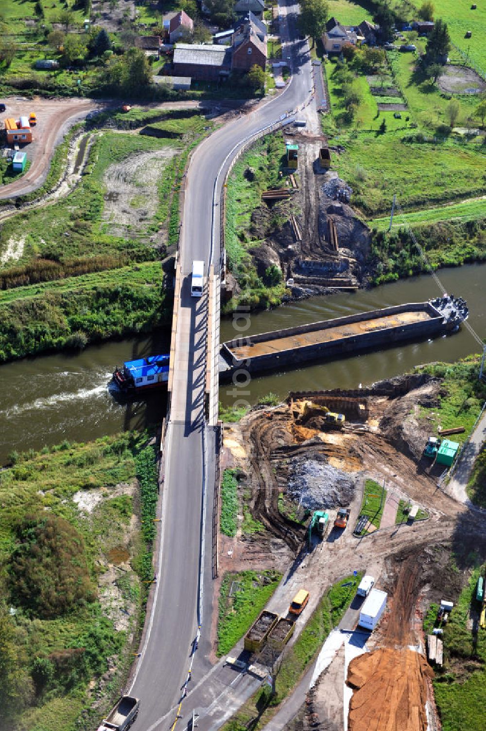 Güsen from the bird's eye view: Baustelle / Neubau der Güsener Brücke in Sachsen-Anhalt, welche bei km 347,360 über den Elbe-Havel-Kanal führt. Derzeit fürht hier eine Behelfsbrücke über den Schifffahrtskanal. Ein Projekt des WSV, Wasser- und Schifffahrtsverwaltung des Bundes. Construction site on the bridge Güsen over the Elbe-Havel-Canal in Saxony-Anhalt.