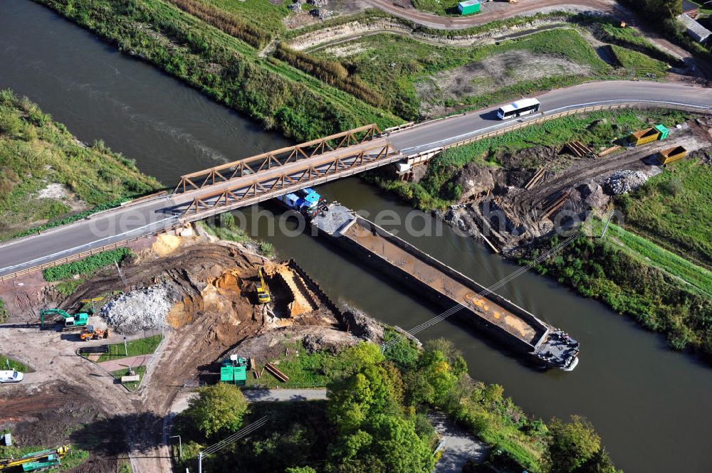 Aerial image Güsen - Baustelle / Neubau der Güsener Brücke in Sachsen-Anhalt, welche bei km 347,360 über den Elbe-Havel-Kanal führt. Derzeit fürht hier eine Behelfsbrücke über den Schifffahrtskanal. Ein Projekt des WSV, Wasser- und Schifffahrtsverwaltung des Bundes. Construction site on the bridge Güsen over the Elbe-Havel-Canal in Saxony-Anhalt.