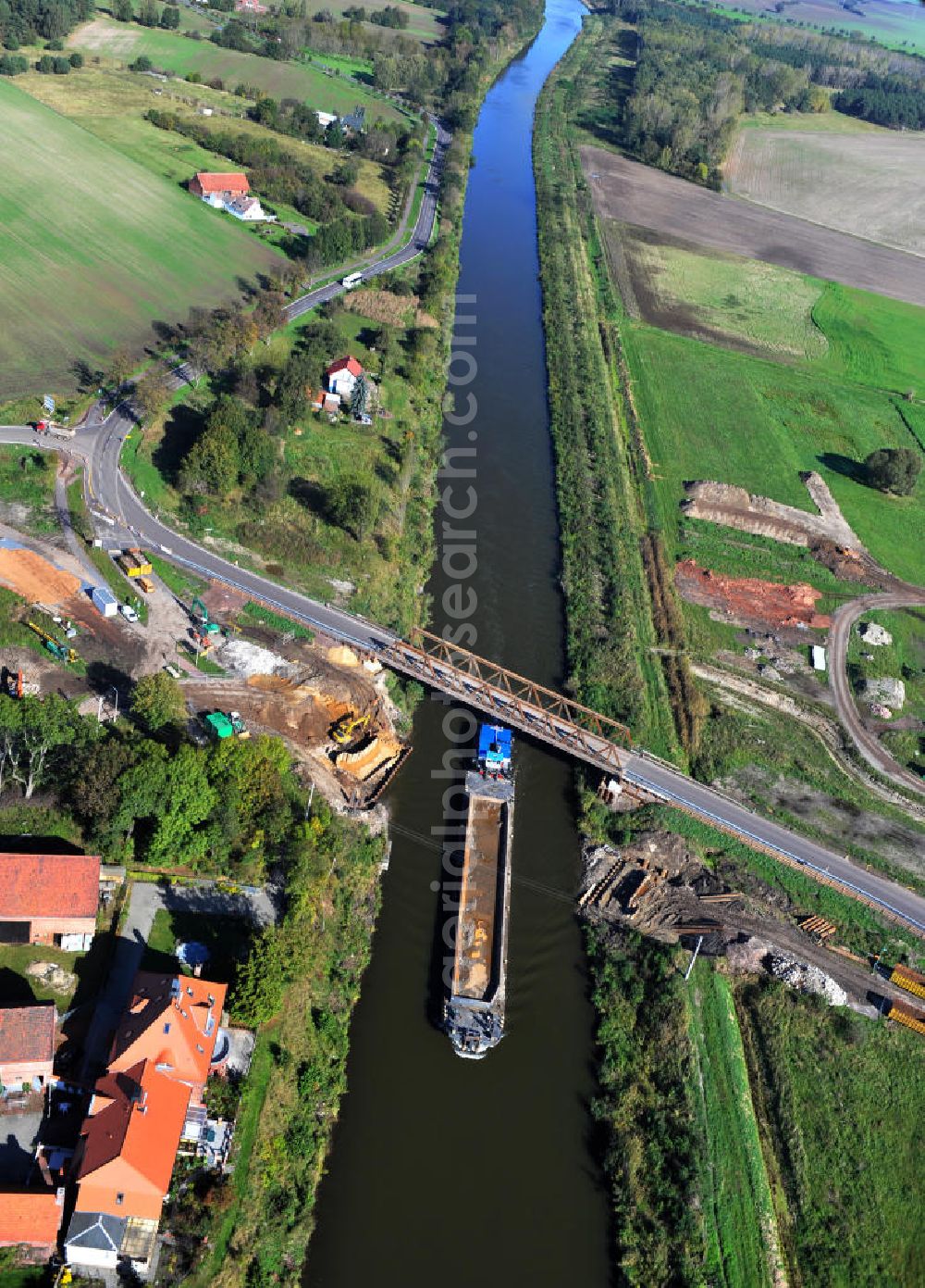 Aerial photograph Güsen - Baustelle / Neubau der Güsener Brücke in Sachsen-Anhalt, welche bei km 347,360 über den Elbe-Havel-Kanal führt. Derzeit fürht hier eine Behelfsbrücke über den Schifffahrtskanal. Ein Projekt des WSV, Wasser- und Schifffahrtsverwaltung des Bundes. Construction site on the bridge Güsen over the Elbe-Havel-Canal in Saxony-Anhalt.