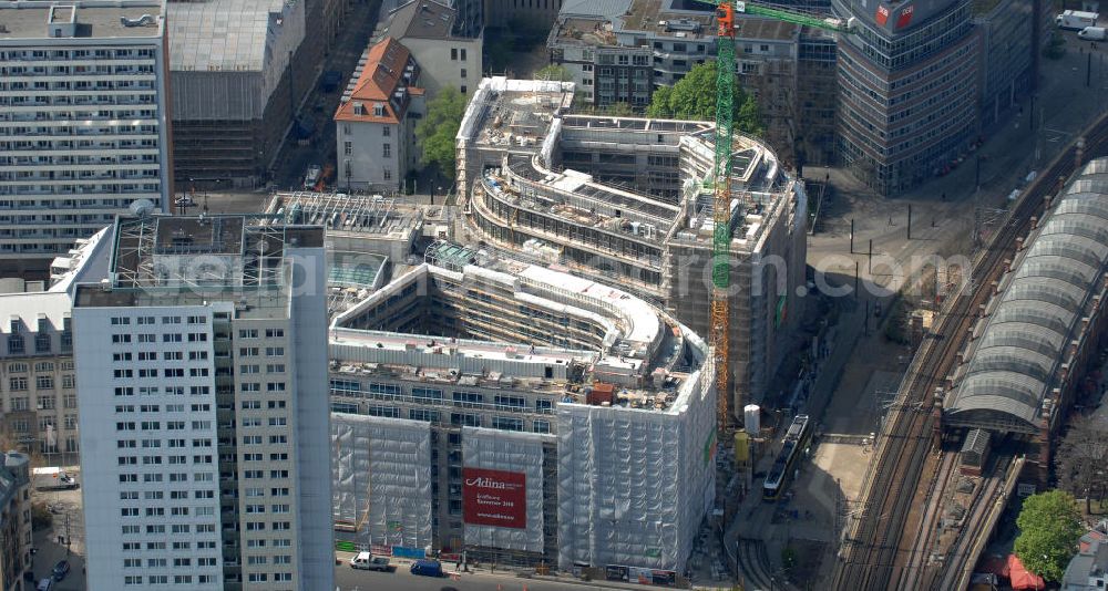 Aerial image Berlin - Blick auf die Baustelle vom Hackeschen Quartier, einem neuen Büro- und Geschäftshauskomplex in Mitte. Bauherr ist die Investitionsgesellschaft Hackesches Quartier mbH & Co. KG. Verantwortlich für die Planung sind die Architekten Müller-Reimann. Ausführendes Bauunternehmen ist die BAM Deutschland AG (ehemals Müller-Altvatter-Bauunternehmung GmbH & Co. KG und Wayss & Freytag Schlüsselfertigbau AG). View at the construction site from Hackescher quarters, a new office and commercial complex in the middle. Investor is the investment company Hackesches Quarter mbH & Co. KG.