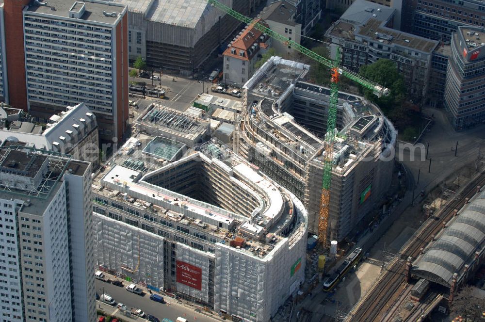 Aerial photograph Berlin - Blick auf die Baustelle vom Hackeschen Quartier, einem neuen Büro- und Geschäftshauskomplex in Mitte. Bauherr ist die Investitionsgesellschaft Hackesches Quartier mbH & Co. KG. Verantwortlich für die Planung sind die Architekten Müller-Reimann. Ausführendes Bauunternehmen ist die BAM Deutschland AG (ehemals Müller-Altvatter-Bauunternehmung GmbH & Co. KG und Wayss & Freytag Schlüsselfertigbau AG). View at the construction site from Hackescher quarters, a new office and commercial complex in the middle. Investor is the investment company Hackesches Quarter mbH & Co. KG.