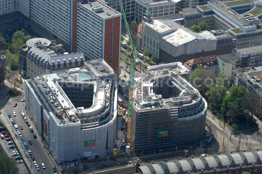 Berlin from above - Blick auf die Baustelle vom Hackeschen Quartier, einem neuen Büro- und Geschäftshauskomplex in Mitte. Bauherr ist die Investitionsgesellschaft Hackesches Quartier mbH & Co. KG. Verantwortlich für die Planung sind die Architekten Müller-Reimann. Ausführendes Bauunternehmen ist die BAM Deutschland AG (ehemals Müller-Altvatter-Bauunternehmung GmbH & Co. KG und Wayss & Freytag Schlüsselfertigbau AG). View at the construction site from Hackescher quarters, a new office and commercial complex in the middle. Investor is the investment company Hackesches Quarter mbH & Co. KG.