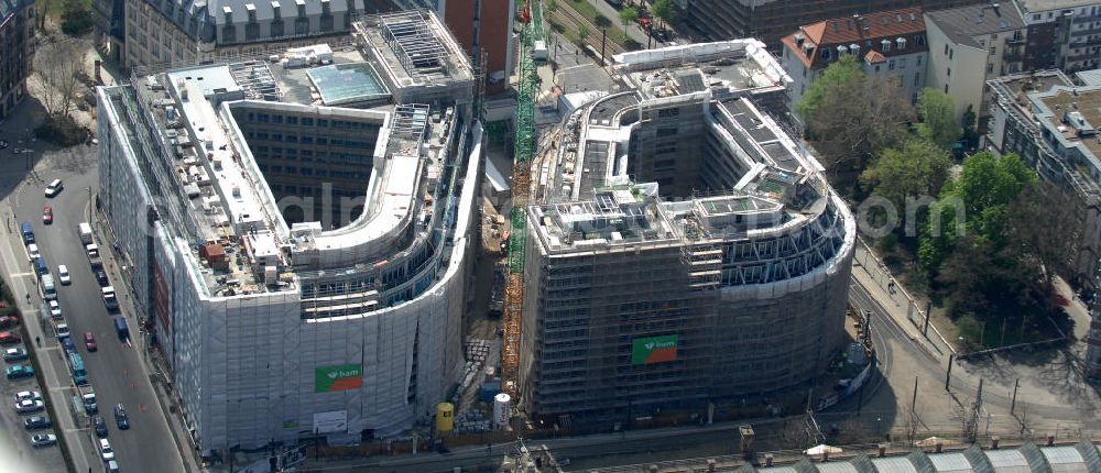 Berlin from the bird's eye view: Blick auf die Baustelle vom Hackeschen Quartier, einem neuen Büro- und Geschäftshauskomplex in Mitte. Bauherr ist die Investitionsgesellschaft Hackesches Quartier mbH & Co. KG. Verantwortlich für die Planung sind die Architekten Müller-Reimann. Ausführendes Bauunternehmen ist die BAM Deutschland AG (ehemals Müller-Altvatter-Bauunternehmung GmbH & Co. KG und Wayss & Freytag Schlüsselfertigbau AG). View at the construction site from Hackescher quarters, a new office and commercial complex in the middle. Investor is the investment company Hackesches Quarter mbH & Co. KG.