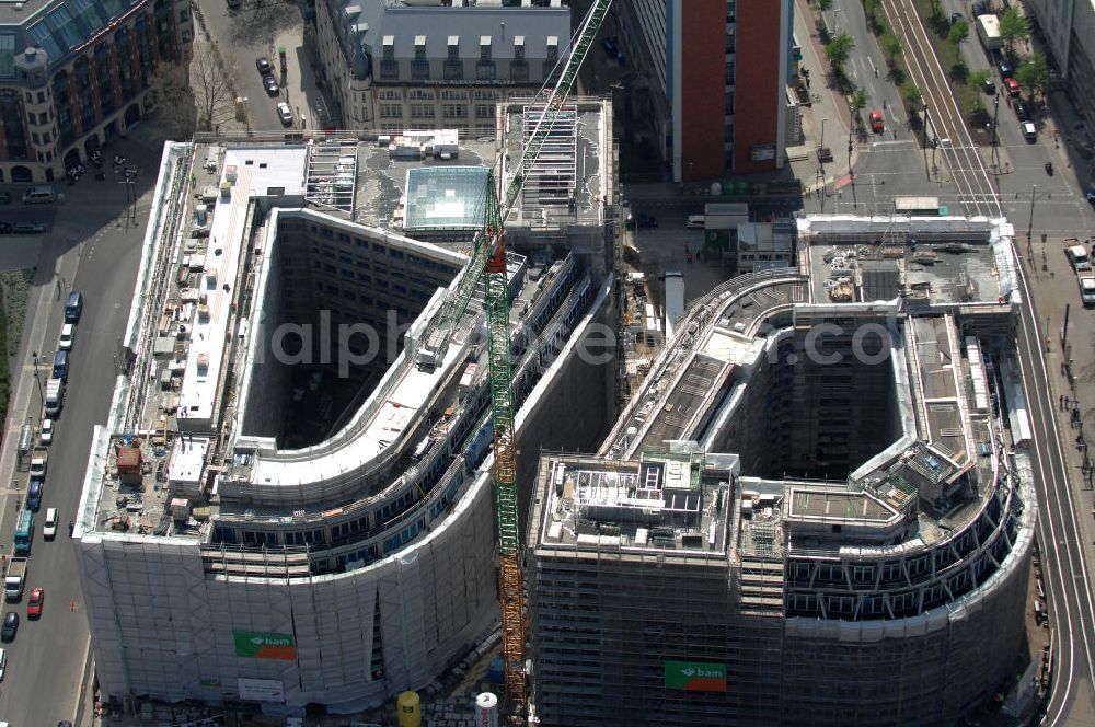 Aerial image Berlin - Blick auf die Baustelle vom Hackeschen Quartier, einem neuen Büro- und Geschäftshauskomplex in Mitte. Bauherr ist die Investitionsgesellschaft Hackesches Quartier mbH & Co. KG. Verantwortlich für die Planung sind die Architekten Müller-Reimann. Ausführendes Bauunternehmen ist die BAM Deutschland AG (ehemals Müller-Altvatter-Bauunternehmung GmbH & Co. KG und Wayss & Freytag Schlüsselfertigbau AG). View at the construction site from Hackescher quarters, a new office and commercial complex in the middle. Investor is the investment company Hackesches Quarter mbH & Co. KG.