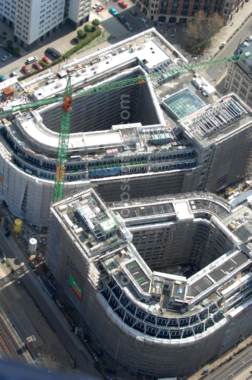 Aerial photograph Berlin - Blick auf die Baustelle vom Hackeschen Quartier, einem neuen Büro- und Geschäftshauskomplex in Mitte. Bauherr ist die Investitionsgesellschaft Hackesches Quartier mbH & Co. KG. Verantwortlich für die Planung sind die Architekten Müller-Reimann. Ausführendes Bauunternehmen ist die BAM Deutschland AG (ehemals Müller-Altvatter-Bauunternehmung GmbH & Co. KG und Wayss & Freytag Schlüsselfertigbau AG). View at the construction site from Hackescher quarters, a new office and commercial complex in the middle. Investor is the investment company Hackesches Quarter mbH & Co. KG.