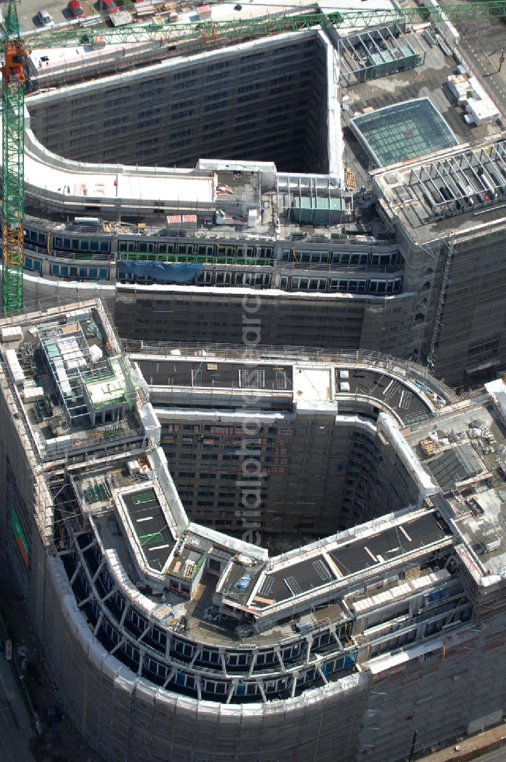 Berlin from above - Blick auf die Baustelle vom Hackeschen Quartier, einem neuen Büro- und Geschäftshauskomplex in Mitte. Bauherr ist die Investitionsgesellschaft Hackesches Quartier mbH & Co. KG. Verantwortlich für die Planung sind die Architekten Müller-Reimann. Ausführendes Bauunternehmen ist die BAM Deutschland AG (ehemals Müller-Altvatter-Bauunternehmung GmbH & Co. KG und Wayss & Freytag Schlüsselfertigbau AG). View at the construction site from Hackescher quarters, a new office and commercial complex in the middle. Investor is the investment company Hackesches Quarter mbH & Co. KG.