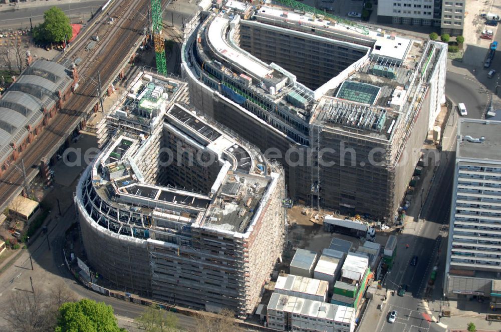 Berlin from the bird's eye view: Blick auf die Baustelle vom Hackeschen Quartier, einem neuen Büro- und Geschäftshauskomplex in Mitte. Bauherr ist die Investitionsgesellschaft Hackesches Quartier mbH & Co. KG. Verantwortlich für die Planung sind die Architekten Müller-Reimann. Ausführendes Bauunternehmen ist die BAM Deutschland AG (ehemals Müller-Altvatter-Bauunternehmung GmbH & Co. KG und Wayss & Freytag Schlüsselfertigbau AG). View at the construction site from Hackescher quarters, a new office and commercial complex in the middle. Investor is the investment company Hackesches Quarter mbH & Co. KG.