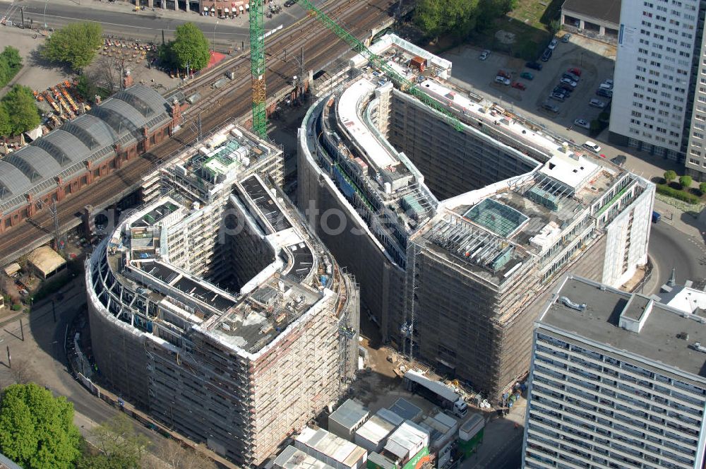 Aerial image Berlin - Blick auf die Baustelle vom Hackeschen Quartier, einem neuen Büro- und Geschäftshauskomplex in Mitte. Bauherr ist die Investitionsgesellschaft Hackesches Quartier mbH & Co. KG. Verantwortlich für die Planung sind die Architekten Müller-Reimann. Ausführendes Bauunternehmen ist die BAM Deutschland AG (ehemals Müller-Altvatter-Bauunternehmung GmbH & Co. KG und Wayss & Freytag Schlüsselfertigbau AG). View at the construction site from Hackescher quarters, a new office and commercial complex in the middle. Investor is the investment company Hackesches Quarter mbH & Co. KG.