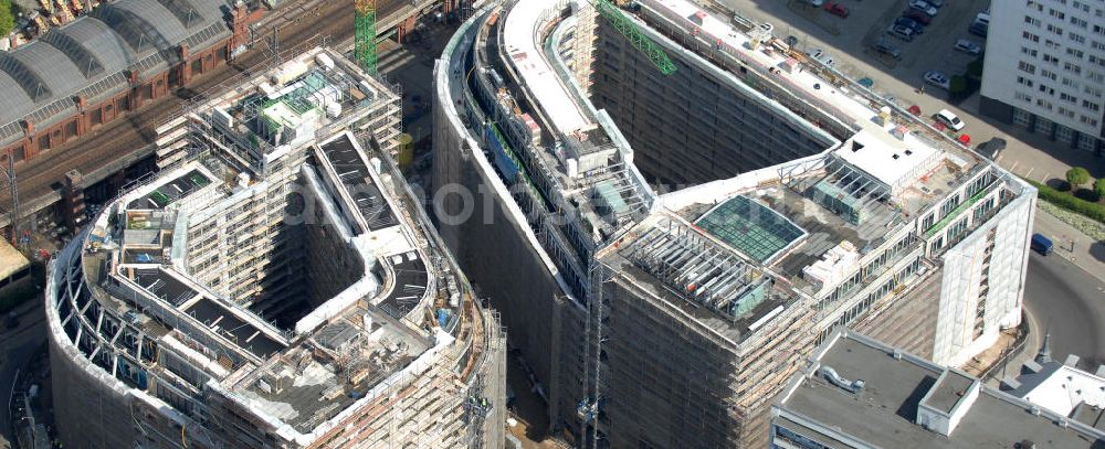 Aerial photograph Berlin - Blick auf die Baustelle vom Hackeschen Quartier, einem neuen Büro- und Geschäftshauskomplex in Mitte. Bauherr ist die Investitionsgesellschaft Hackesches Quartier mbH & Co. KG. Verantwortlich für die Planung sind die Architekten Müller-Reimann. Ausführendes Bauunternehmen ist die BAM Deutschland AG (ehemals Müller-Altvatter-Bauunternehmung GmbH & Co. KG und Wayss & Freytag Schlüsselfertigbau AG). View at the construction site from Hackescher quarters, a new office and commercial complex in the middle. Investor is the investment company Hackesches Quarter mbH & Co. KG.