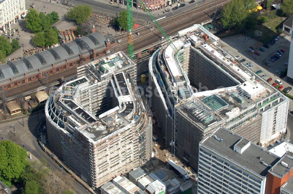 Berlin from above - Blick auf die Baustelle vom Hackeschen Quartier, einem neuen Büro- und Geschäftshauskomplex in Mitte. Bauherr ist die Investitionsgesellschaft Hackesches Quartier mbH & Co. KG. Verantwortlich für die Planung sind die Architekten Müller-Reimann. Ausführendes Bauunternehmen ist die BAM Deutschland AG (ehemals Müller-Altvatter-Bauunternehmung GmbH & Co. KG und Wayss & Freytag Schlüsselfertigbau AG). View at the construction site from Hackescher quarters, a new office and commercial complex in the middle. Investor is the investment company Hackesches Quarter mbH & Co. KG.