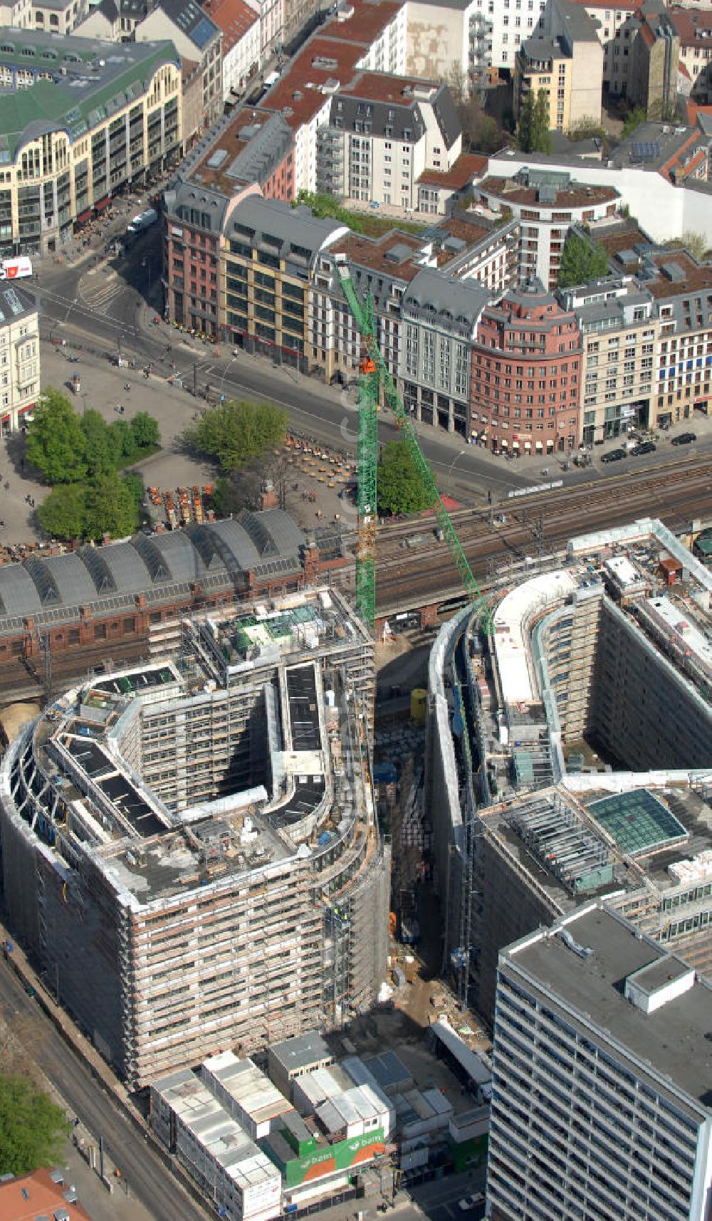 Berlin from the bird's eye view: Blick auf die Baustelle vom Hackeschen Quartier, einem neuen Büro- und Geschäftshauskomplex in Mitte. Bauherr ist die Investitionsgesellschaft Hackesches Quartier mbH & Co. KG. Verantwortlich für die Planung sind die Architekten Müller-Reimann. Ausführendes Bauunternehmen ist die BAM Deutschland AG (ehemals Müller-Altvatter-Bauunternehmung GmbH & Co. KG und Wayss & Freytag Schlüsselfertigbau AG). View at the construction site from Hackescher quarters, a new office and commercial complex in the middle. Investor is the investment company Hackesches Quarter mbH & Co. KG.