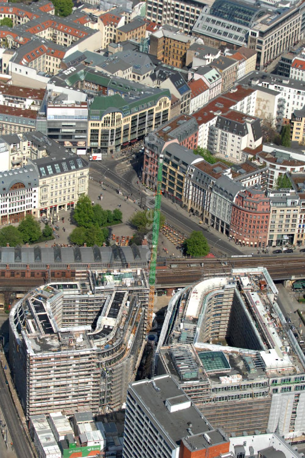 Aerial image Berlin - Blick auf die Baustelle vom Hackeschen Quartier, einem neuen Büro- und Geschäftshauskomplex in Mitte. Bauherr ist die Investitionsgesellschaft Hackesches Quartier mbH & Co. KG. Verantwortlich für die Planung sind die Architekten Müller-Reimann. Ausführendes Bauunternehmen ist die BAM Deutschland AG (ehemals Müller-Altvatter-Bauunternehmung GmbH & Co. KG und Wayss & Freytag Schlüsselfertigbau AG). View at the construction site from Hackescher quarters, a new office and commercial complex in the middle. Investor is the investment company Hackesches Quarter mbH & Co. KG.